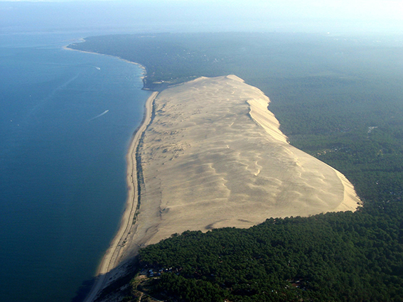 Dune-Pilat-vue-ciel-location-saisonniere-Arcachon-vacances-villa-louer-maison-BassindArcachon-piscine-detente-famille-plage-port-terrasses-dune-pilat-chambres-luxe.jpg