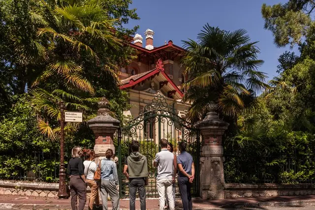 location-saisonniere-Arcachon-vacances-villa-louer-maison-BassindArcachon-piscine-detente-famille-plage-port-huitres-pyla-pilat-luxury-chambres-prestige-sejour-terrasse